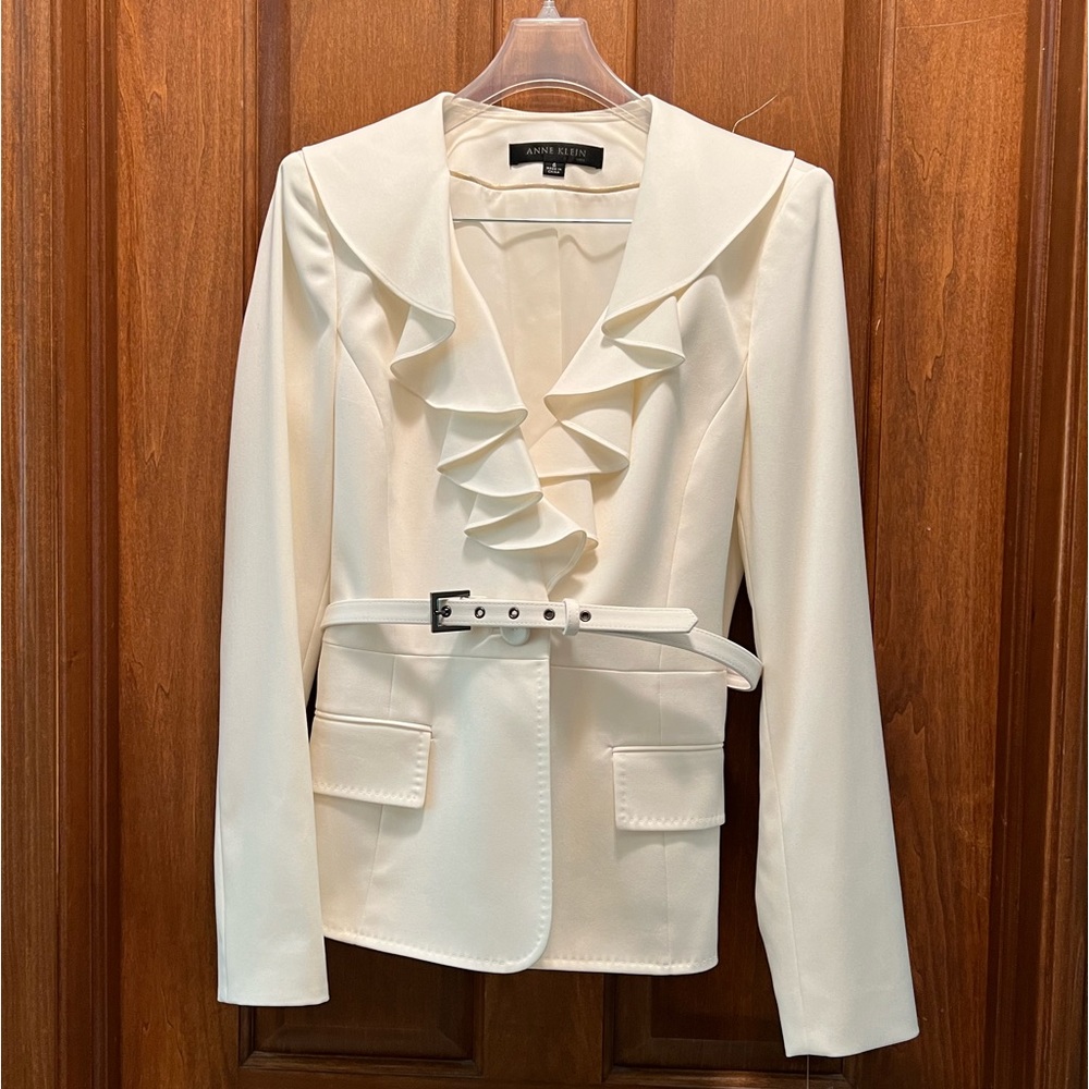 Anne Klein. NWT. 2pc women’s dress suit. GORGEOUS. Never worn. Super classy!